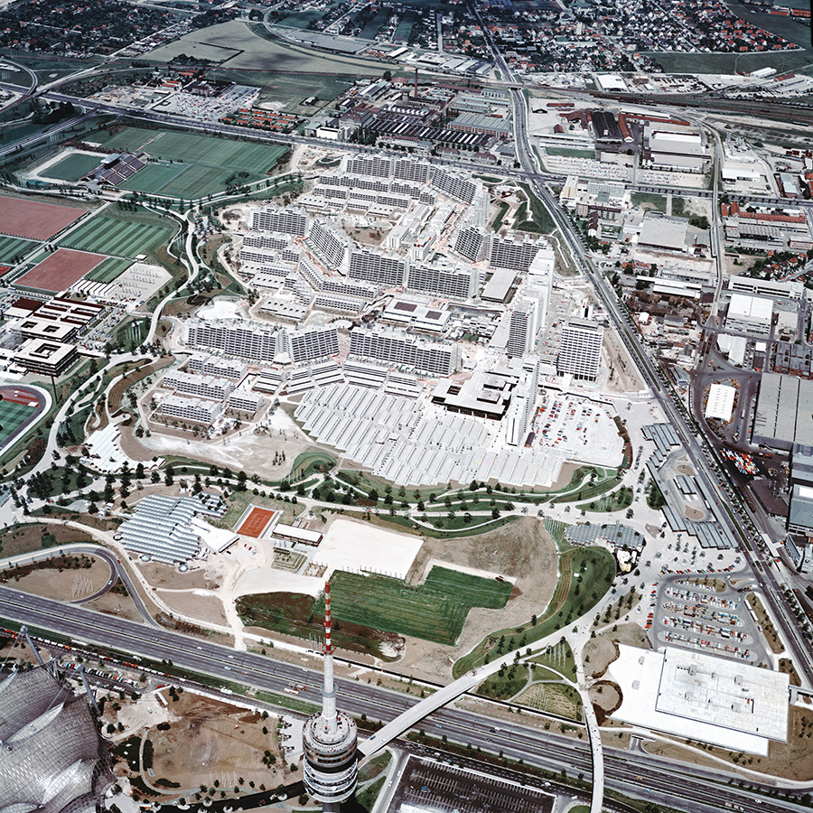 das farbige Schrägluftbild zeigt das Olympische Dorf.