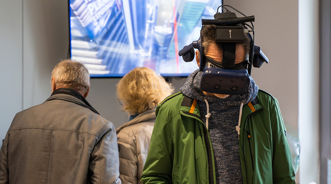Ein Mann probiert im BayernLab Forchheim die Virtual Reality Brille aus.